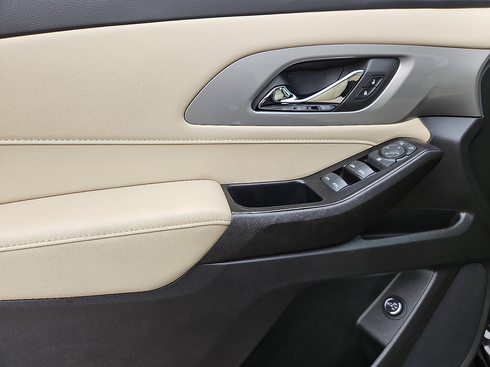 Certified 2023 Chevrolet Traverse LT w/ Rear Camera Mirror Package image 12