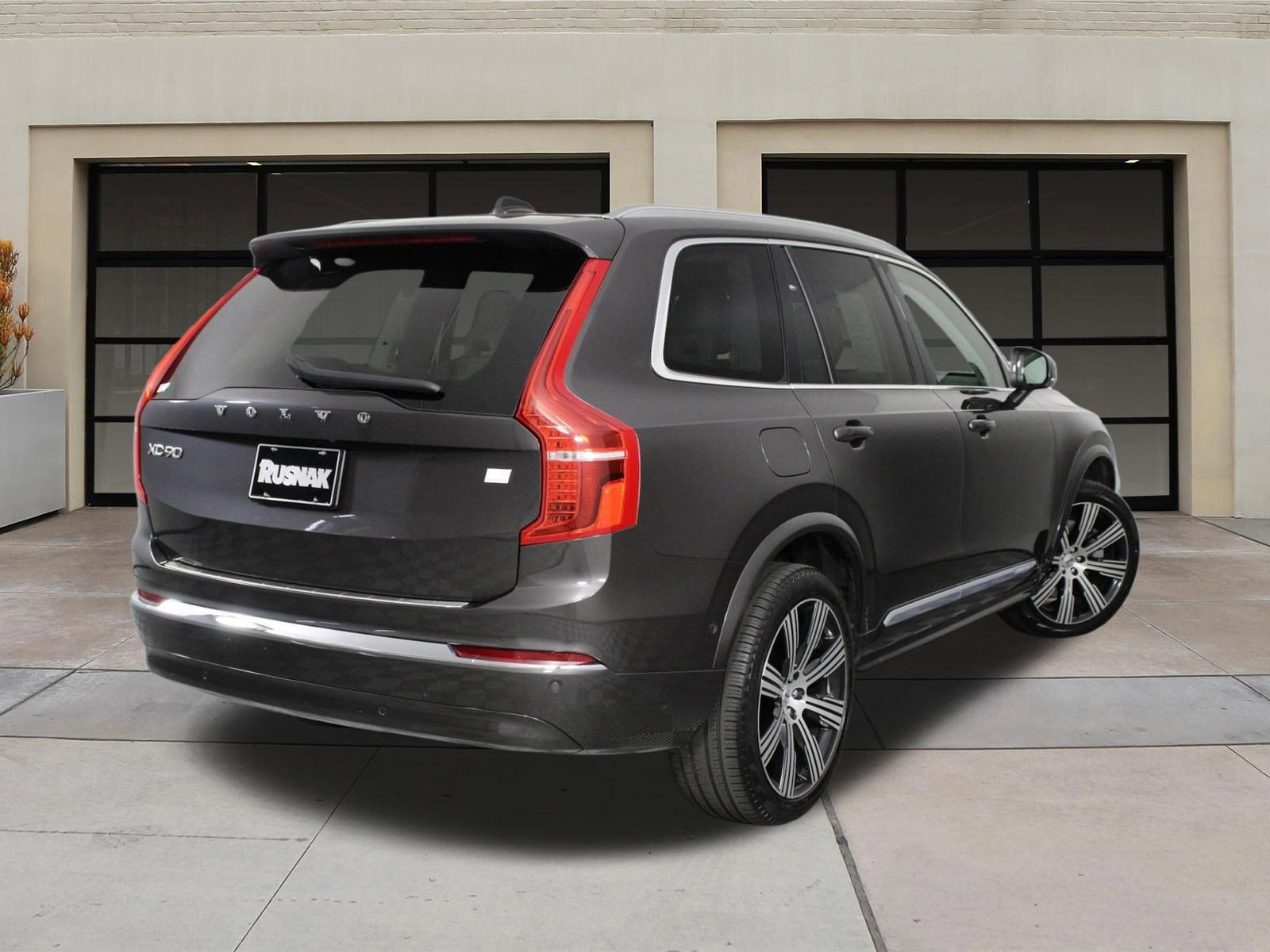 Certified 2024 Volvo XC90 T8 Plus w/ Protection Package Premier image 4