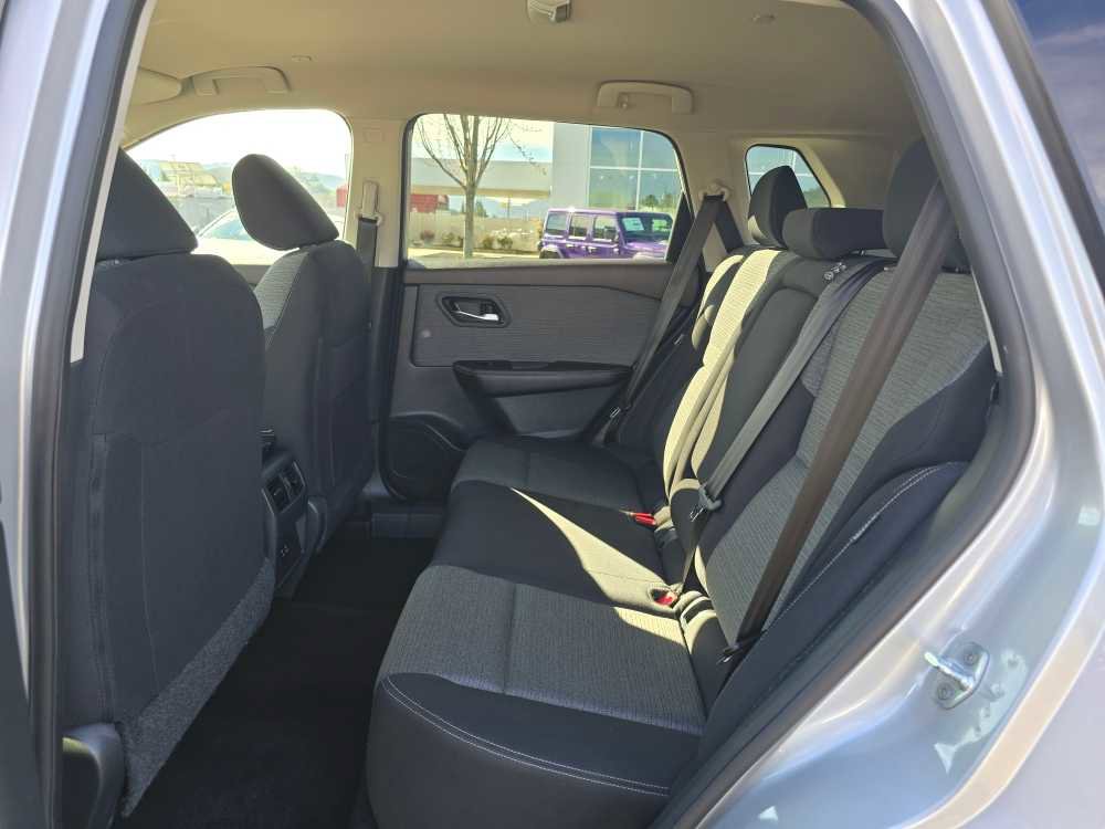 Used 2023 Nissan Rogue SV image 16