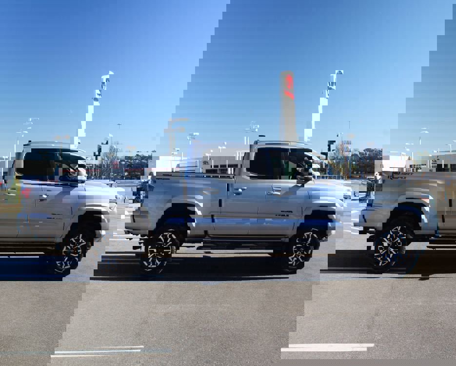 Used 2021 Toyota Tacoma TRD Sport w/ Technology Package image 20