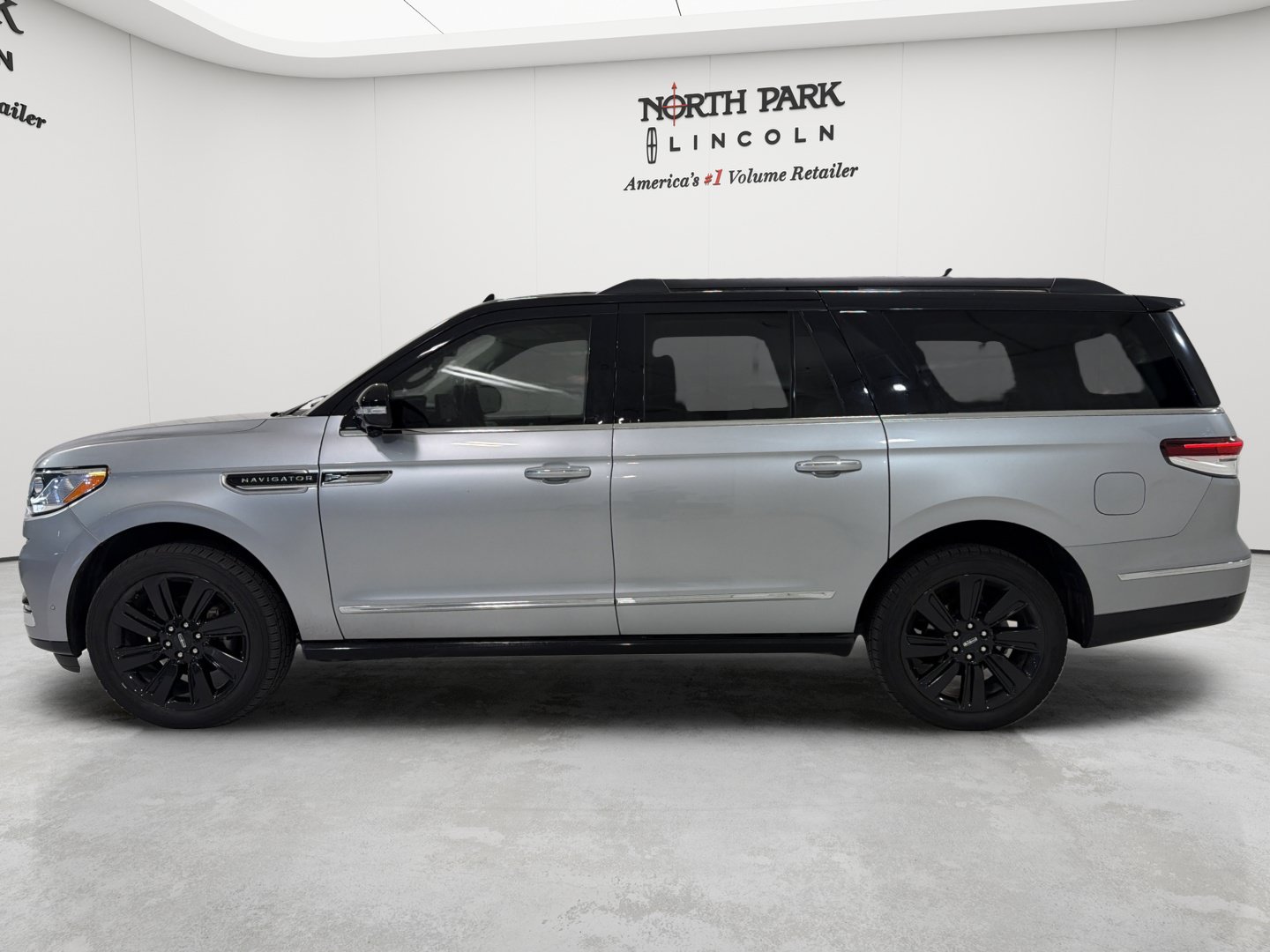 Used 2023 Lincoln Navigator L Black Label AWD/4WD image 2