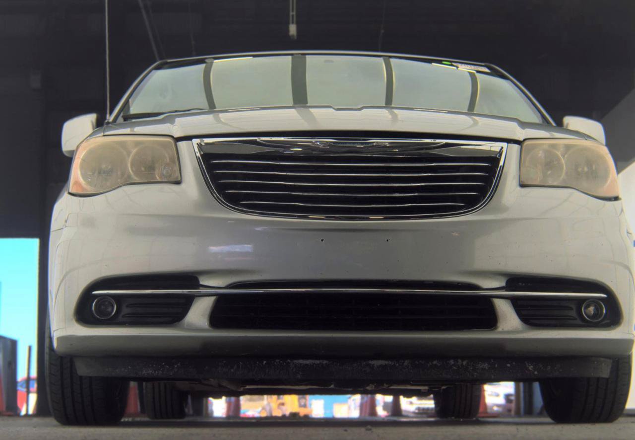Used 2012 Chrysler Town & Country Touring w/ Entertainment Group #1 FWD image 3