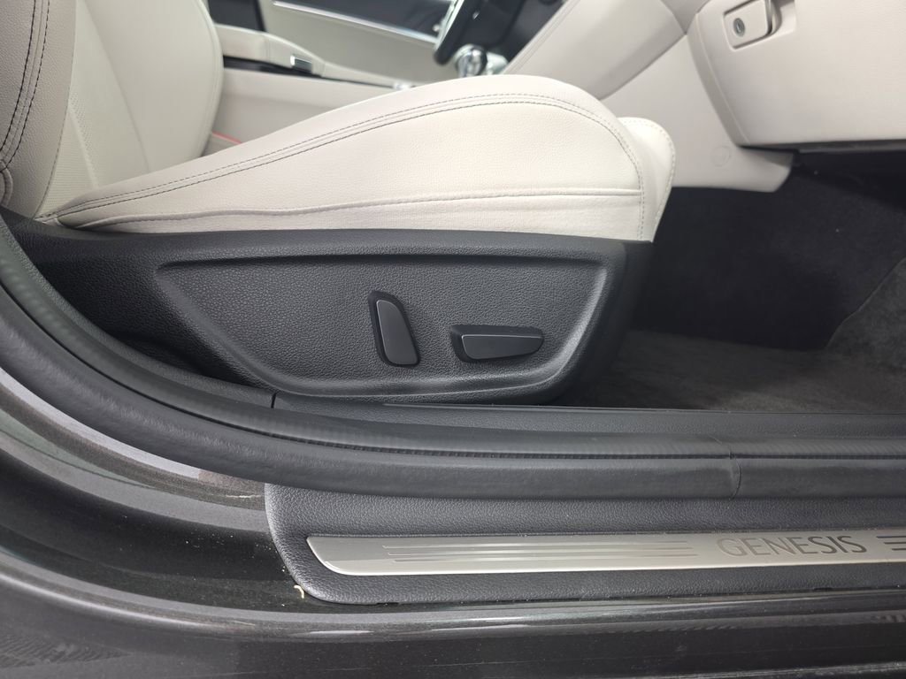 Used 2025 Genesis G70 2.5T image 35