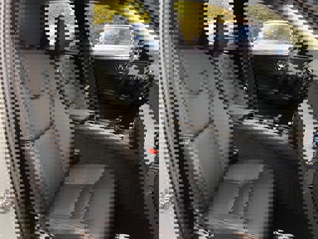 Used 2025 Volvo XC60 T8 Plus w/ Protection Package Premier image 32