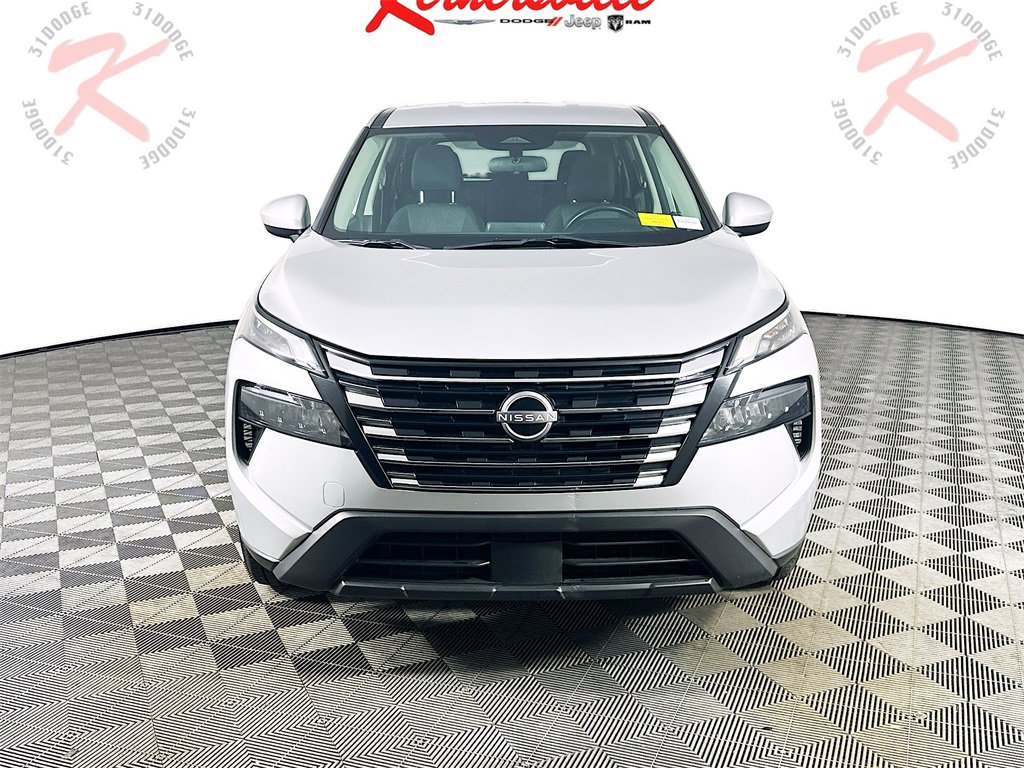 Used 2024 Nissan Rogue SV image 2