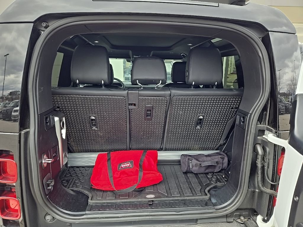 Used 2023 Land Rover Defender 90 X-Dynamic SE image 18