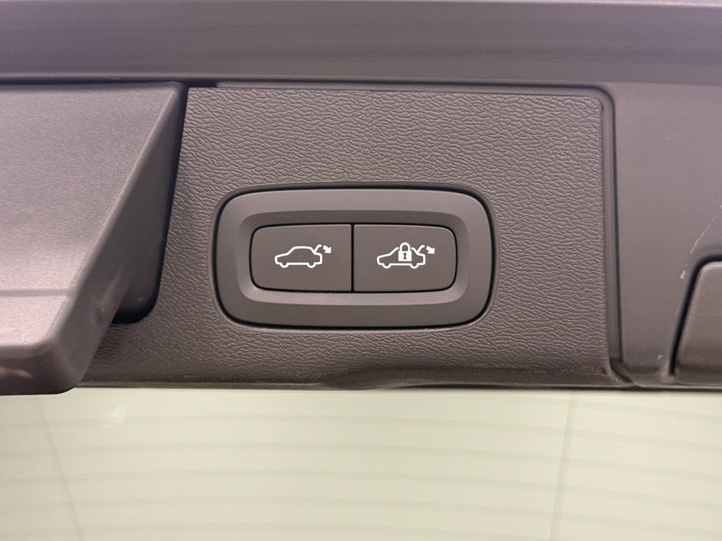 Used 2022 Volvo XC60 B5 Momentum image 31