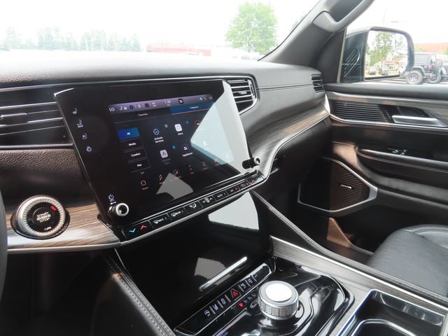 Used 2023 Jeep Wagoneer L Series II AWD/4WD image 38