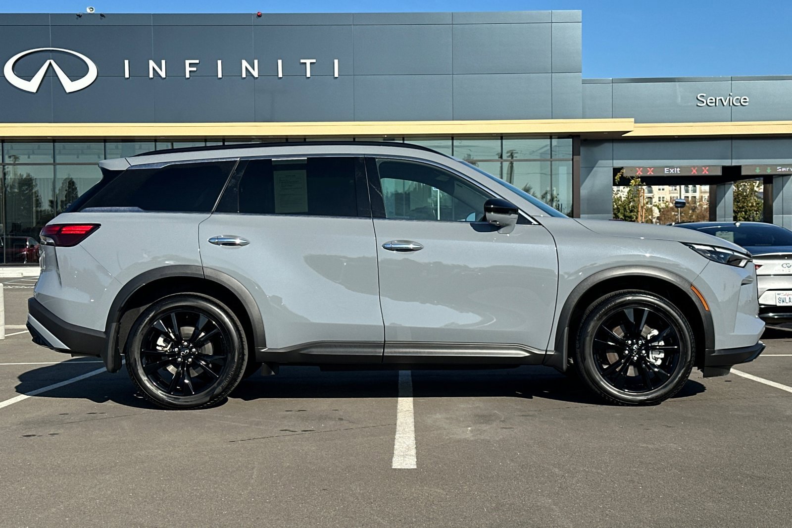 Certified 2025 INFINITI QX60 Luxe w/ Black Edition image 3