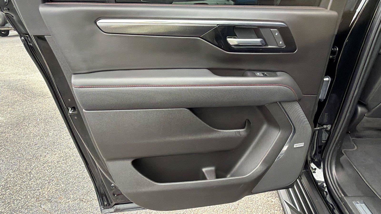 Used 2025 Chevrolet Suburban RST w/ Comfort Package RWD image 23