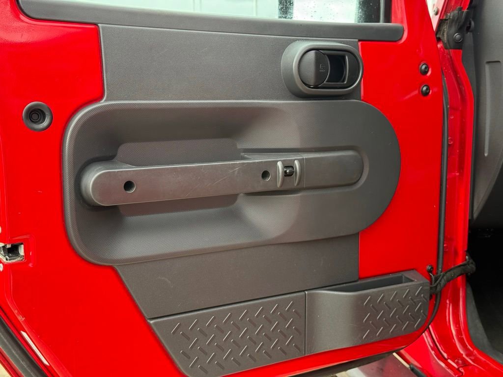 Used 2010 Jeep Wrangler Unlimited Sahara image 13