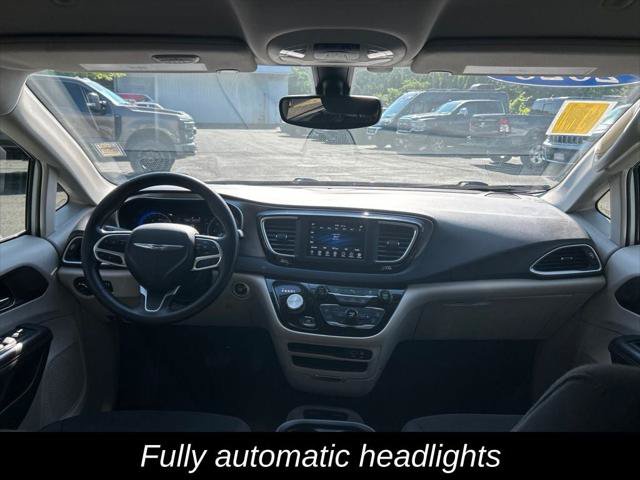 Certified 2020 Chrysler Pacifica Touring FWD image 12