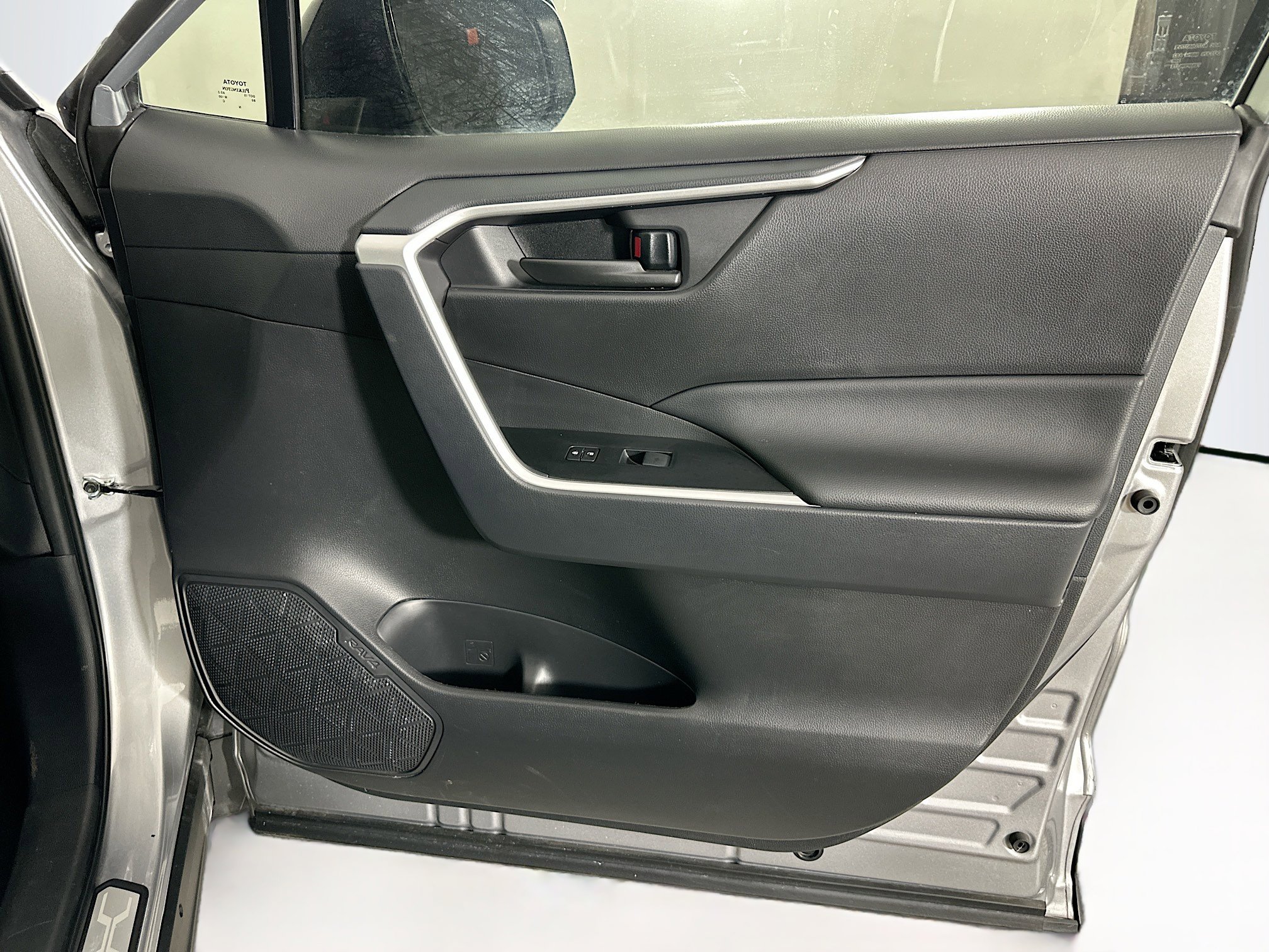 Used 2025 Toyota RAV4 LE image 29