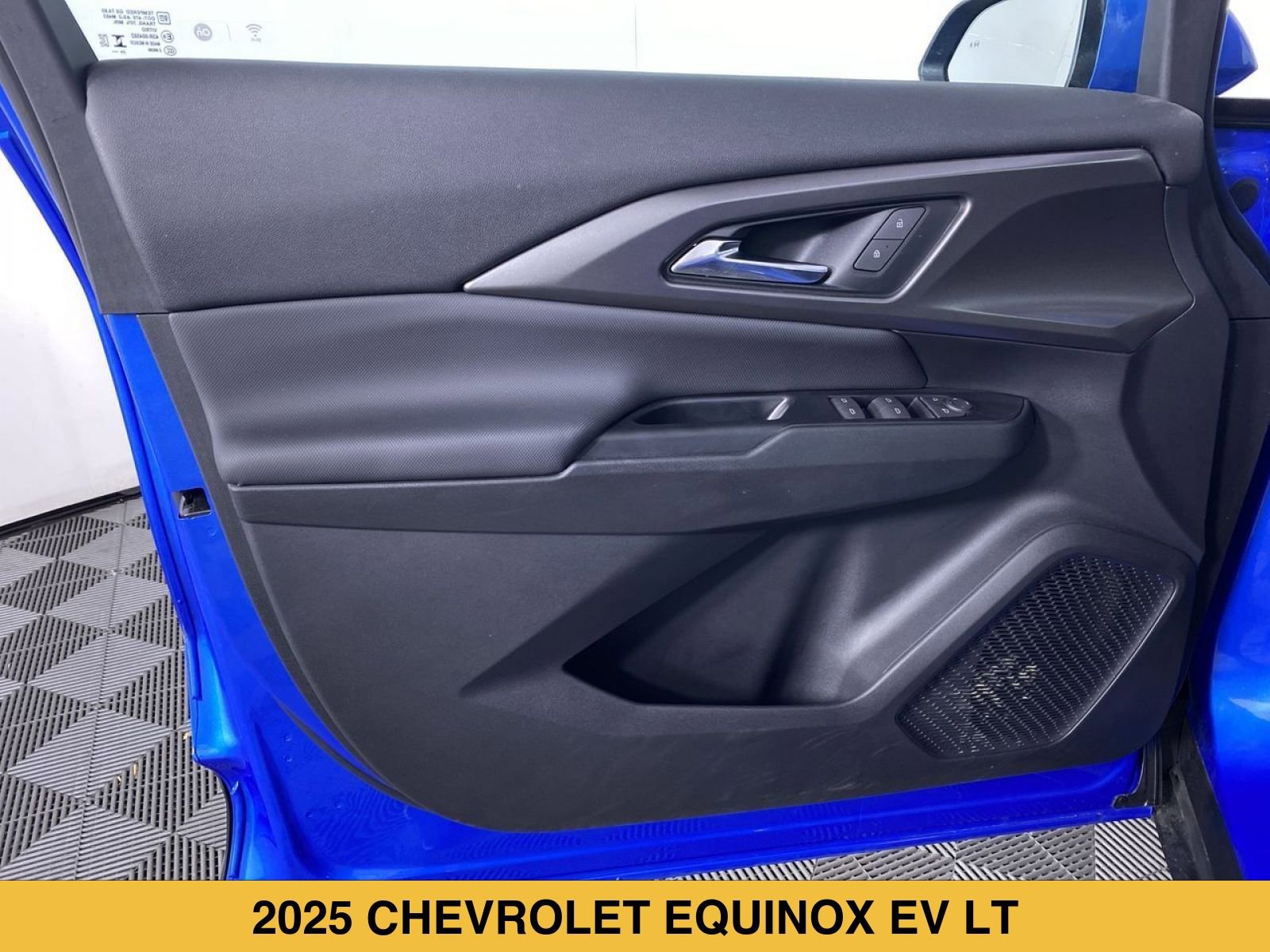 Certified 2025 Chevrolet Equinox EV LT FWD image 11
