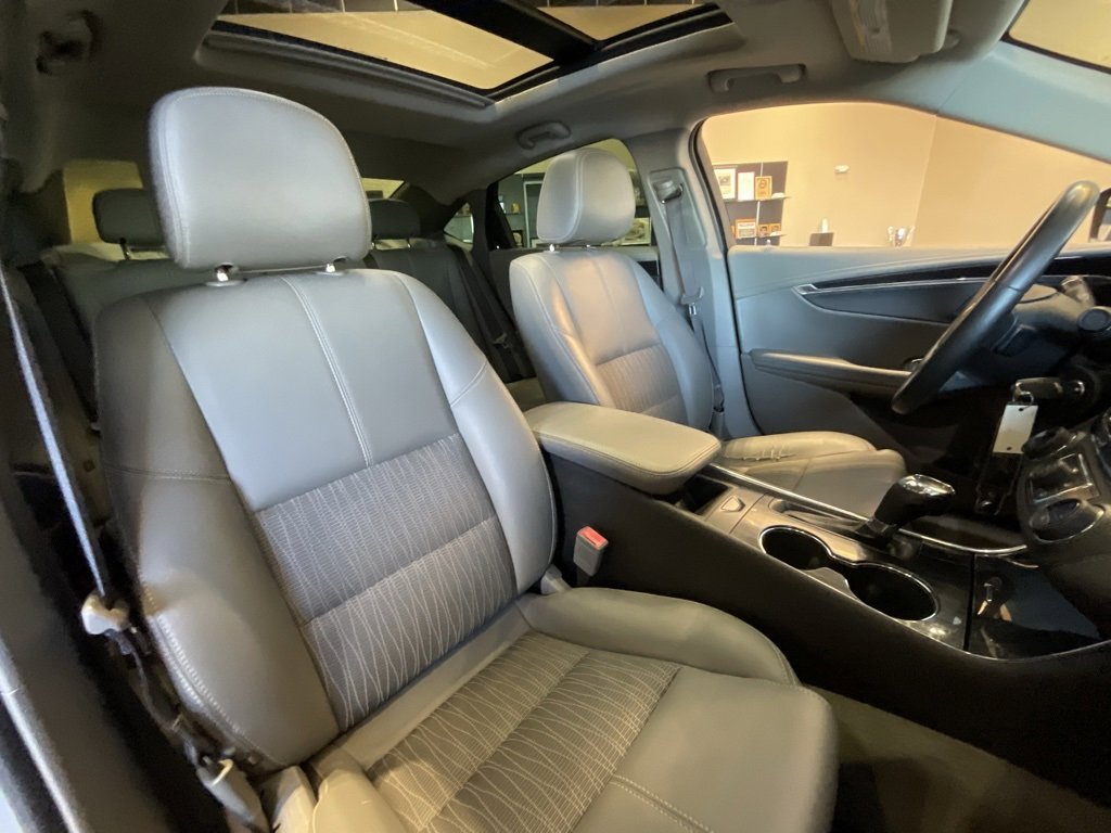 Used 2016 Chevrolet Impala LT w/ Convenience Package image 18