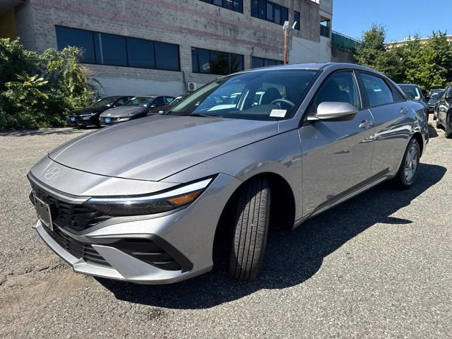 Used 2026 Hyundai Elantra SE FWD image 3