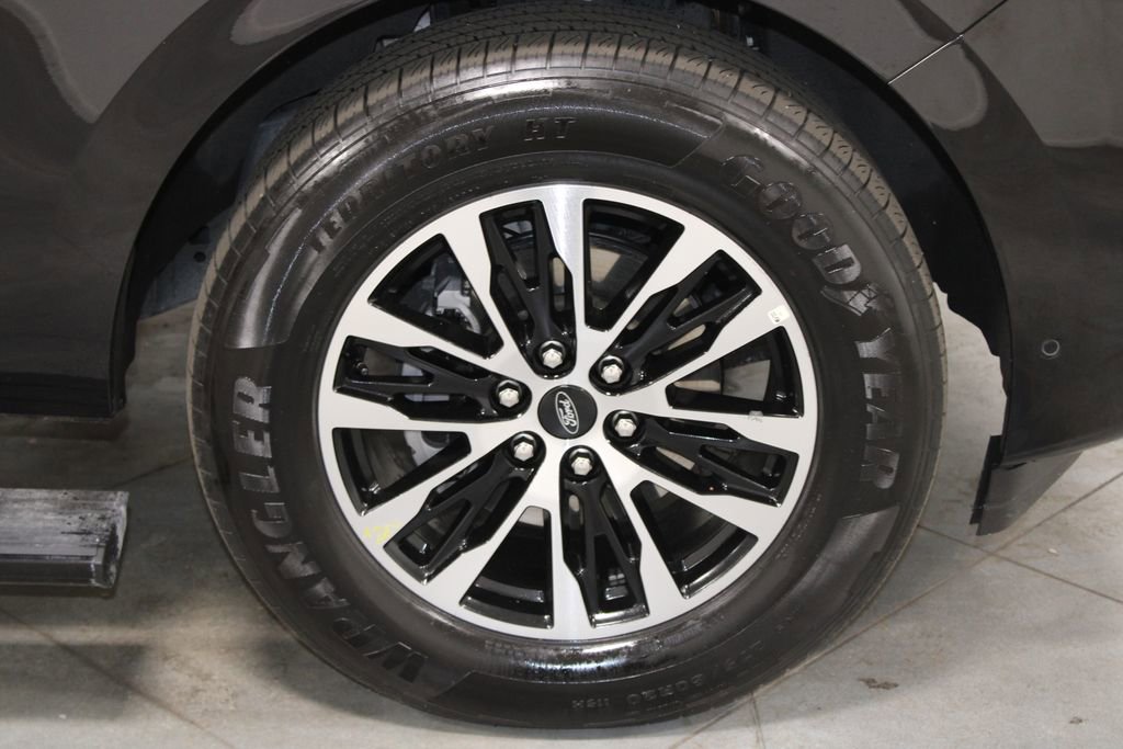 Used 2025 Ford Expedition Platinum image 14