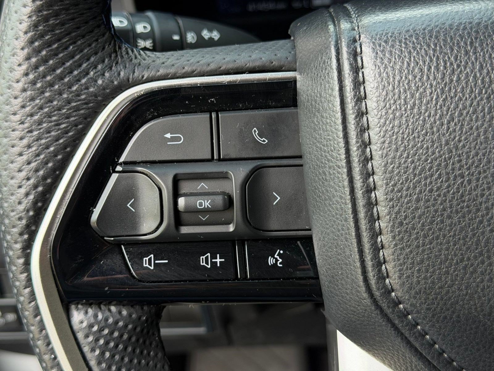 Used 2024 Toyota Sequoia Platinum AWD/4WD image 17