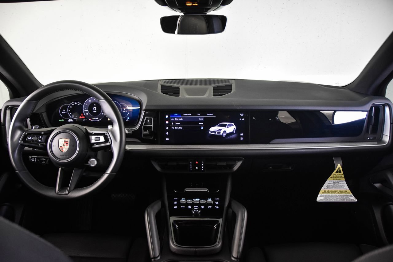 Certified 2025 Porsche Cayenne AWD/4WD image 23