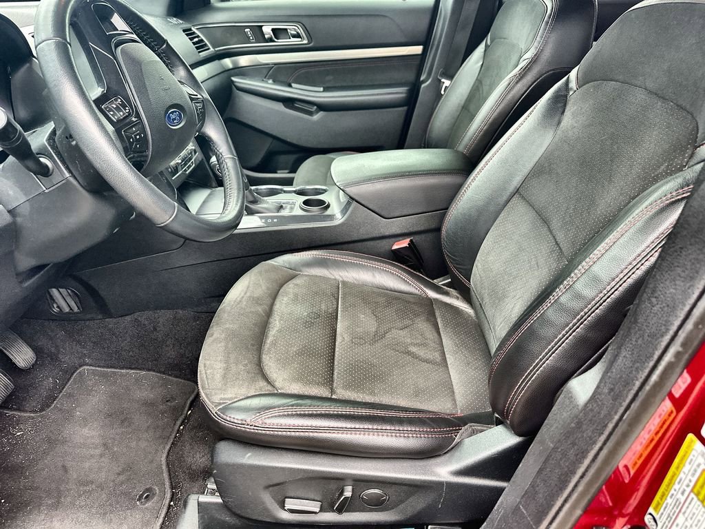 Used 2018 Ford Explorer XLT w/ Equipment Group 202A FWD image 10