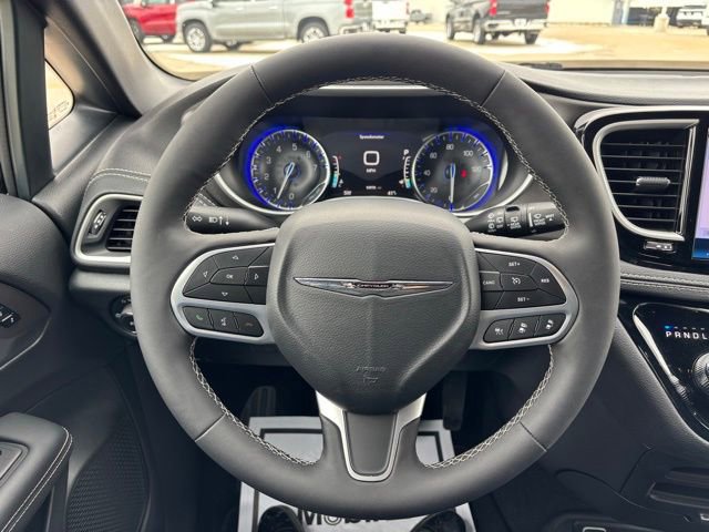 Used 2025 Chrysler Pacifica Select image 11