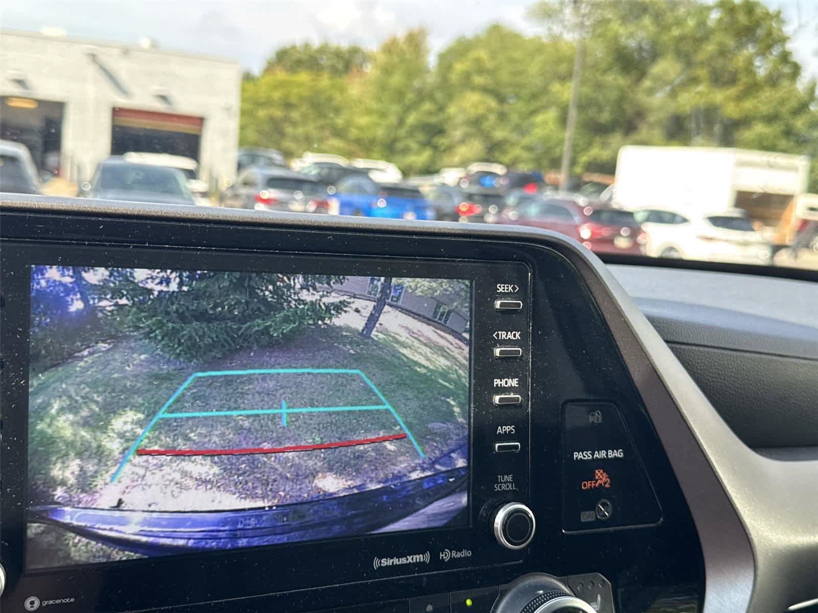 Used 2022 Toyota Highlander XLE AWD/4WD image 17