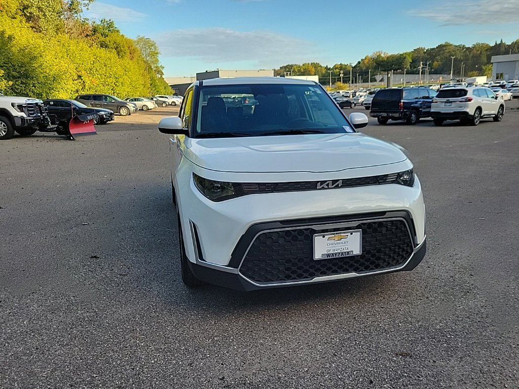 Used 2025 Kia Soul LX w/ LX Technology Package FWD image 4