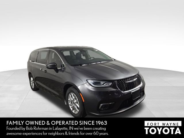 Used 2023 Chrysler Pacifica Touring-L image 4