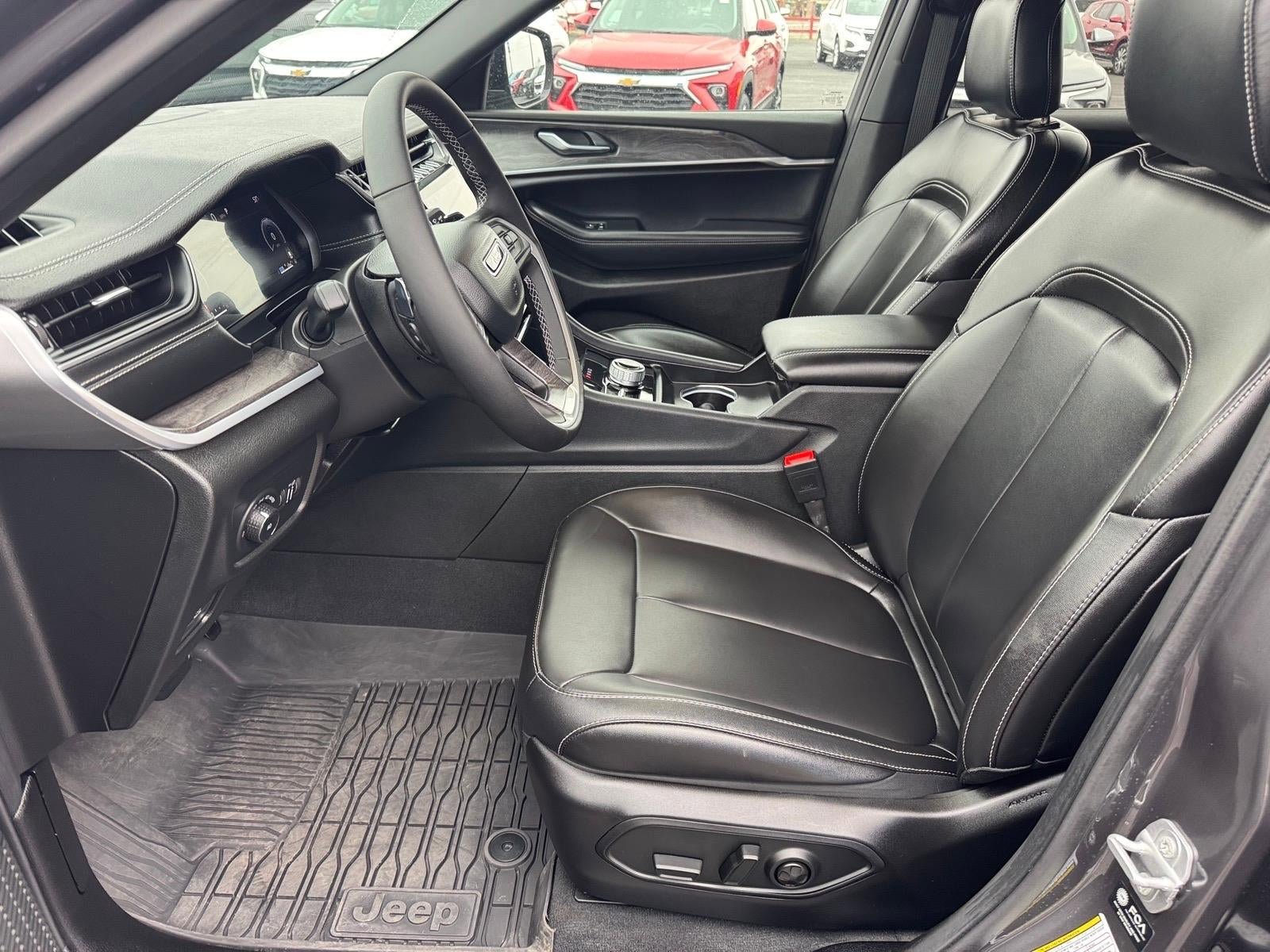 Used 2025 Jeep Grand Cherokee L Limited w/ Black Appearance Package AWD/4WD image 5
