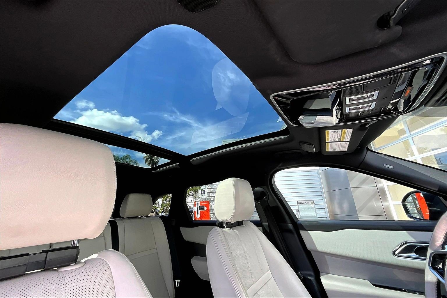 Used 2023 Land Rover Range Rover Velar R-Dynamic S image 22