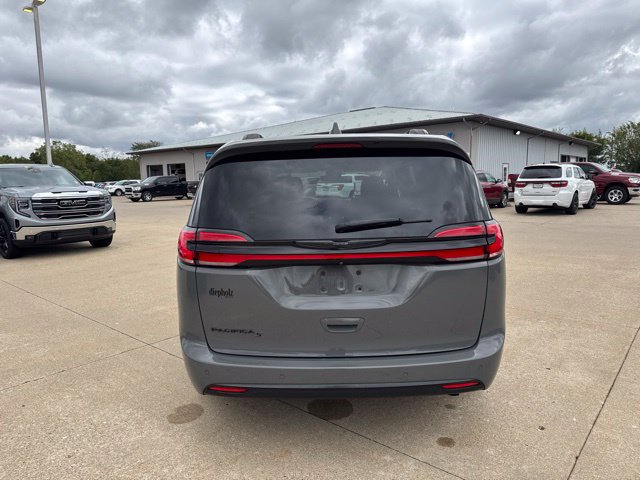 Used 2021 Chrysler Pacifica Touring w/ S Appearance Package FWD image 6