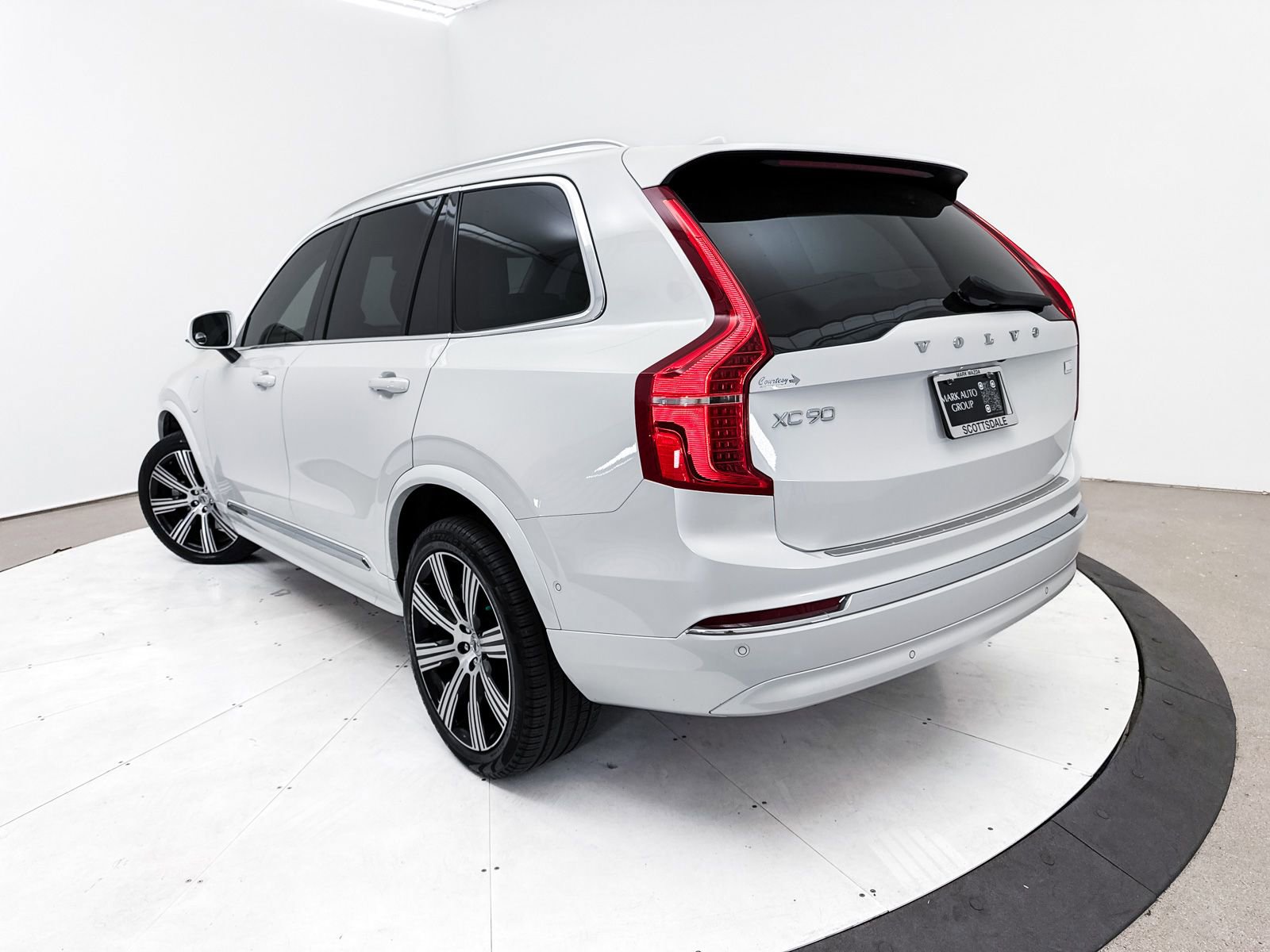 Used 2024 Volvo XC90 T8 Plus w/ Protection Package Premier image 2