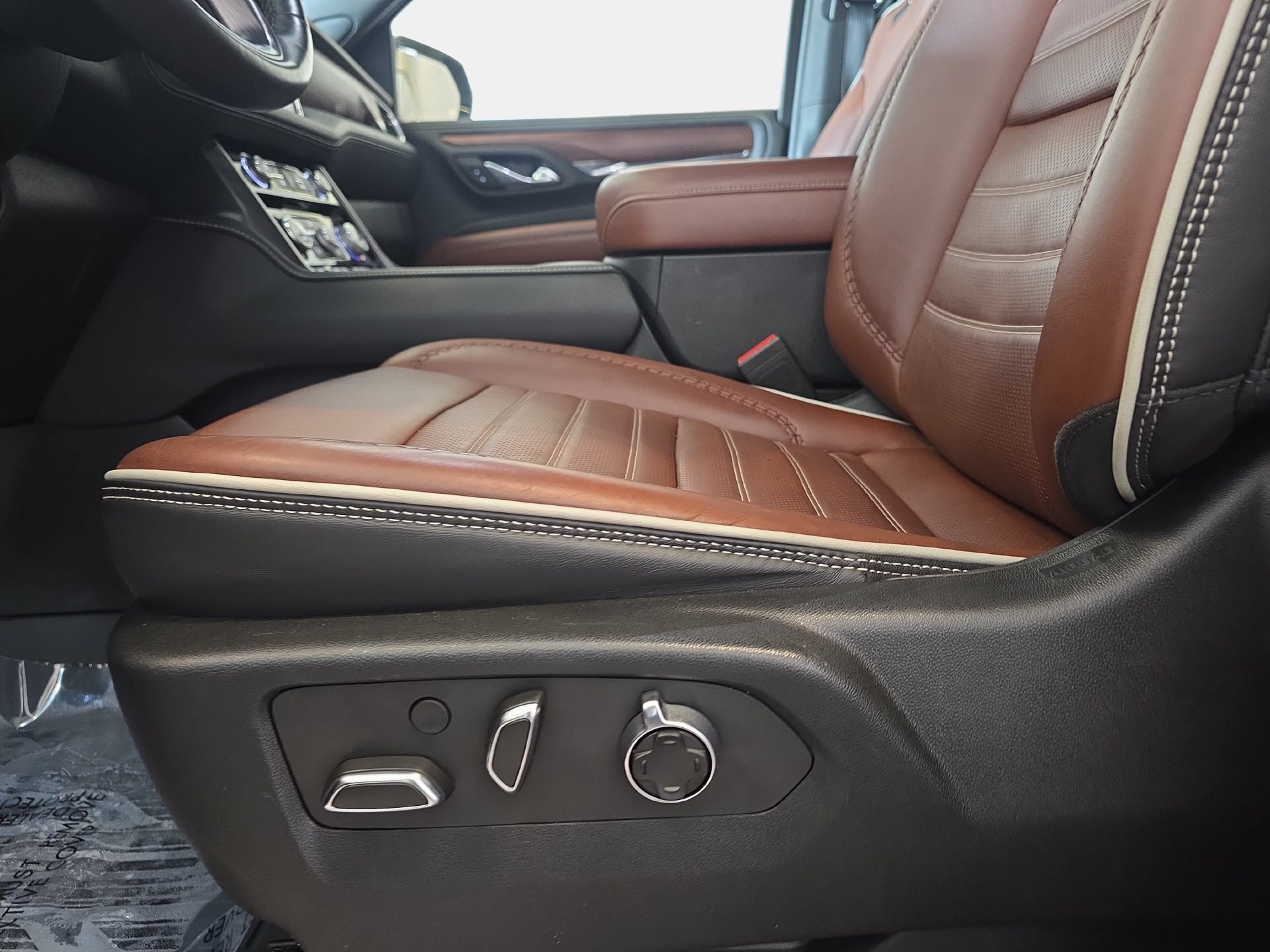 Used 2023 GMC Yukon Denali Ultimate AWD/4WD image 28