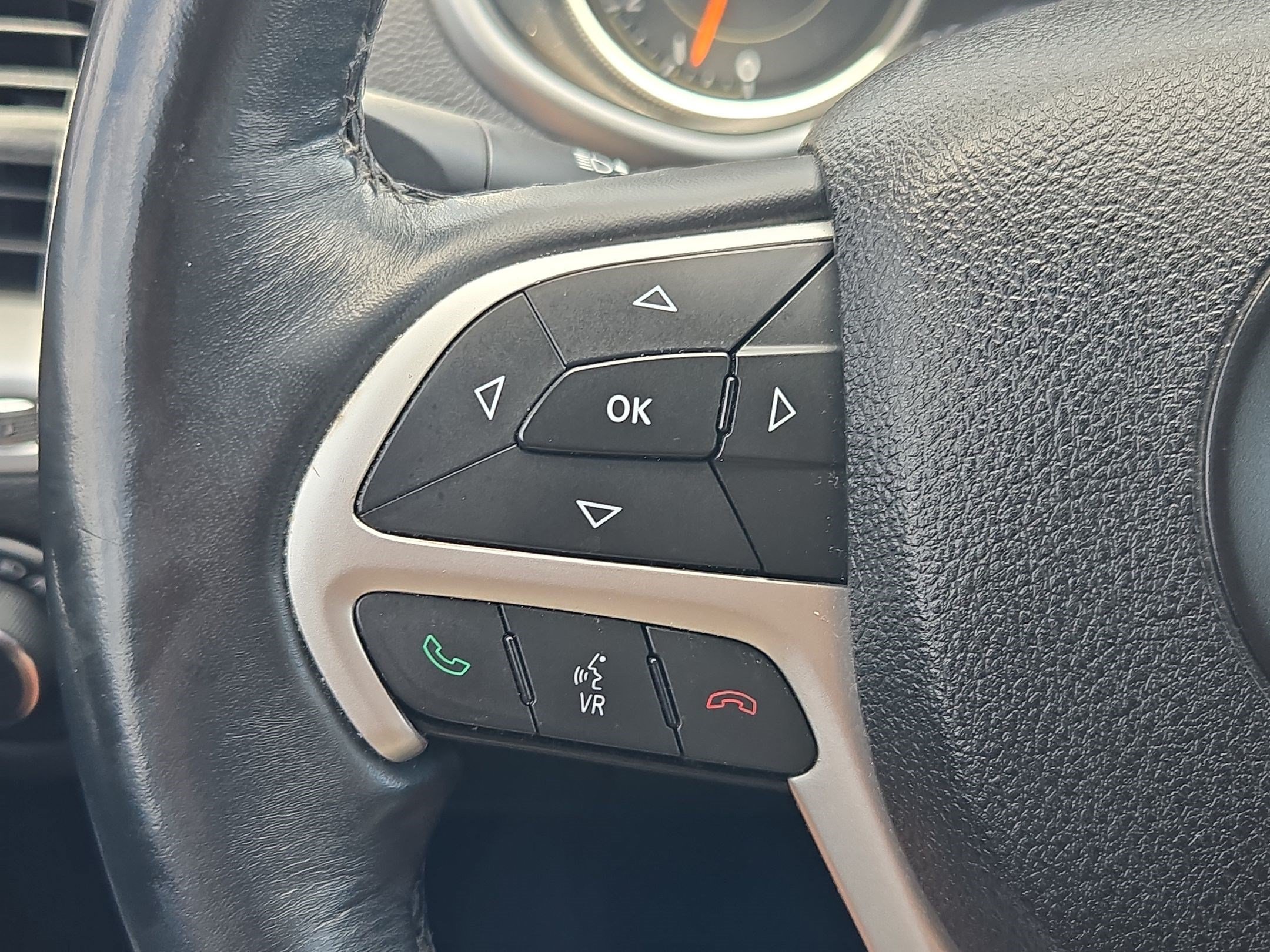 Used 2016 Jeep Cherokee Trailhawk w/ Comfort/Convenience Group AWD/4WD image 18