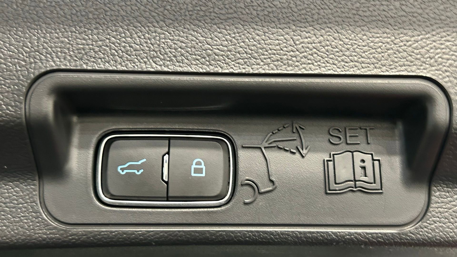 Used 2023 Ford Explorer XLT w/ Equipment Group 202A AWD/4WD image 30