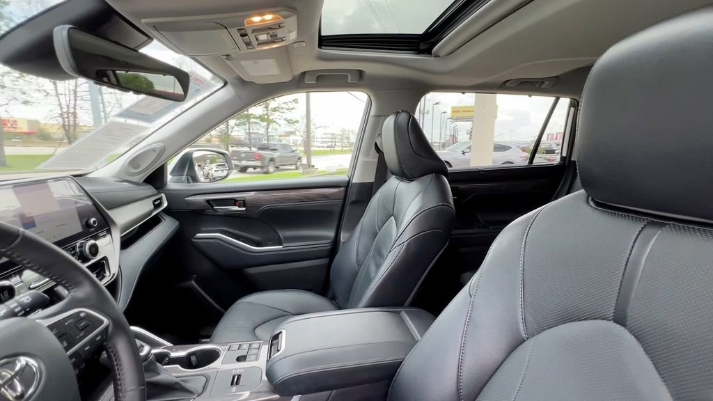 Used 2023 Toyota Highlander Limited image 32