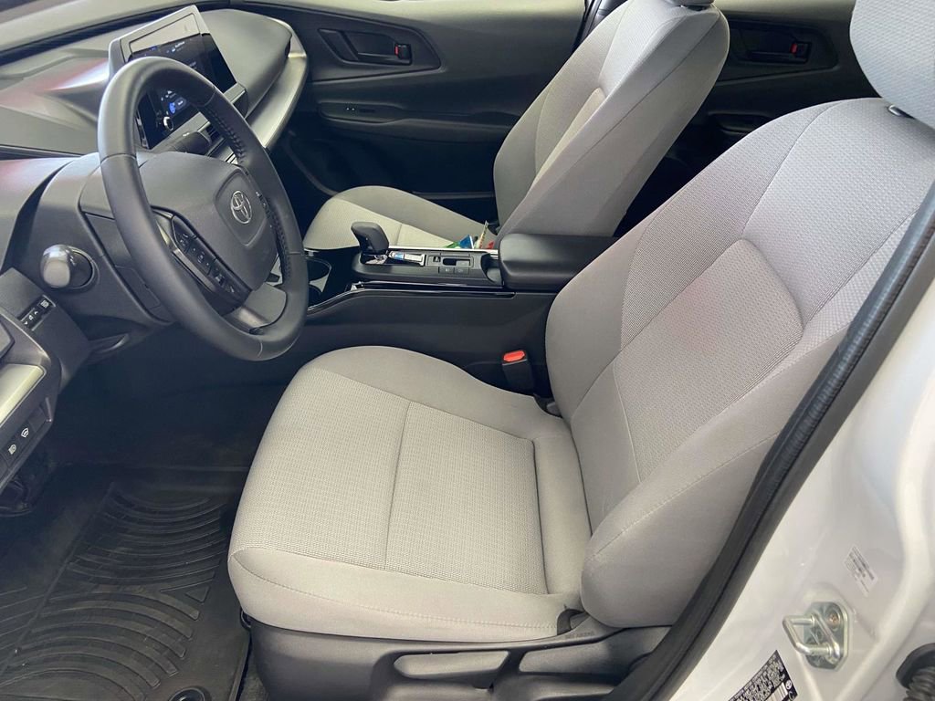 Used 2025 Toyota Prius LE FWD image 15