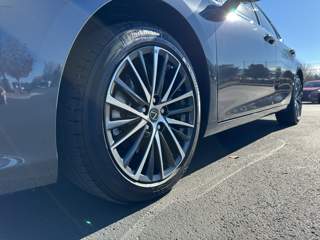 Used 2024 Lexus ES 300h Premium image 18