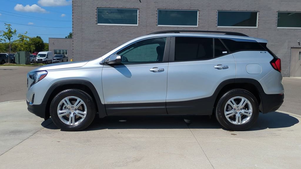 Used 2021 GMC Terrain SLE w/ Driver Convenience Package image 3