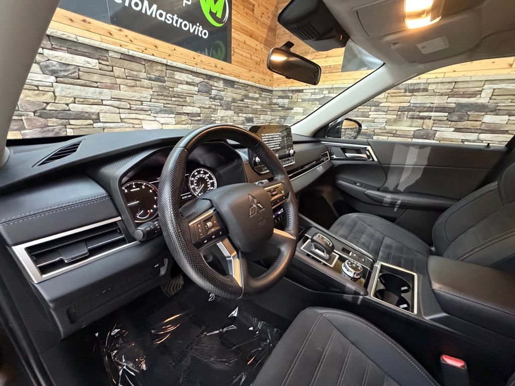 Used 2023 Mitsubishi Outlander SE Black Edition AWD/4WD image 12