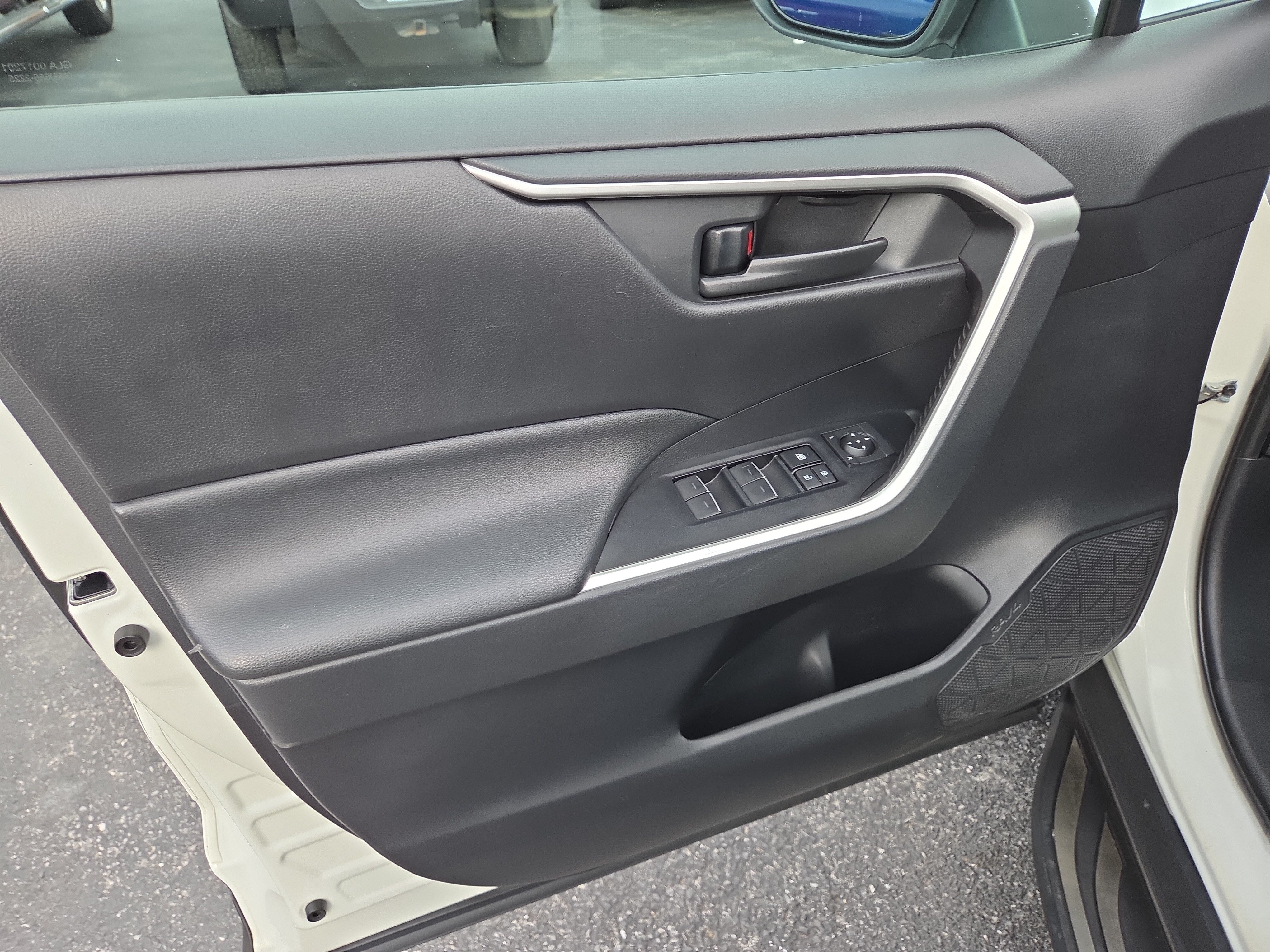 Used 2019 Toyota RAV4 LE AWD/4WD image 15