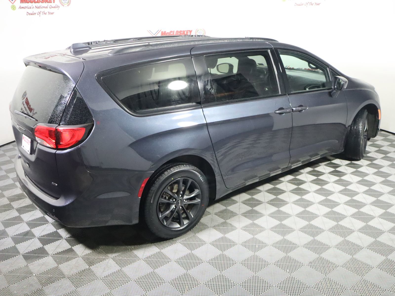 Used 2020 Chrysler Pacifica Touring-L AWD/4WD image 4