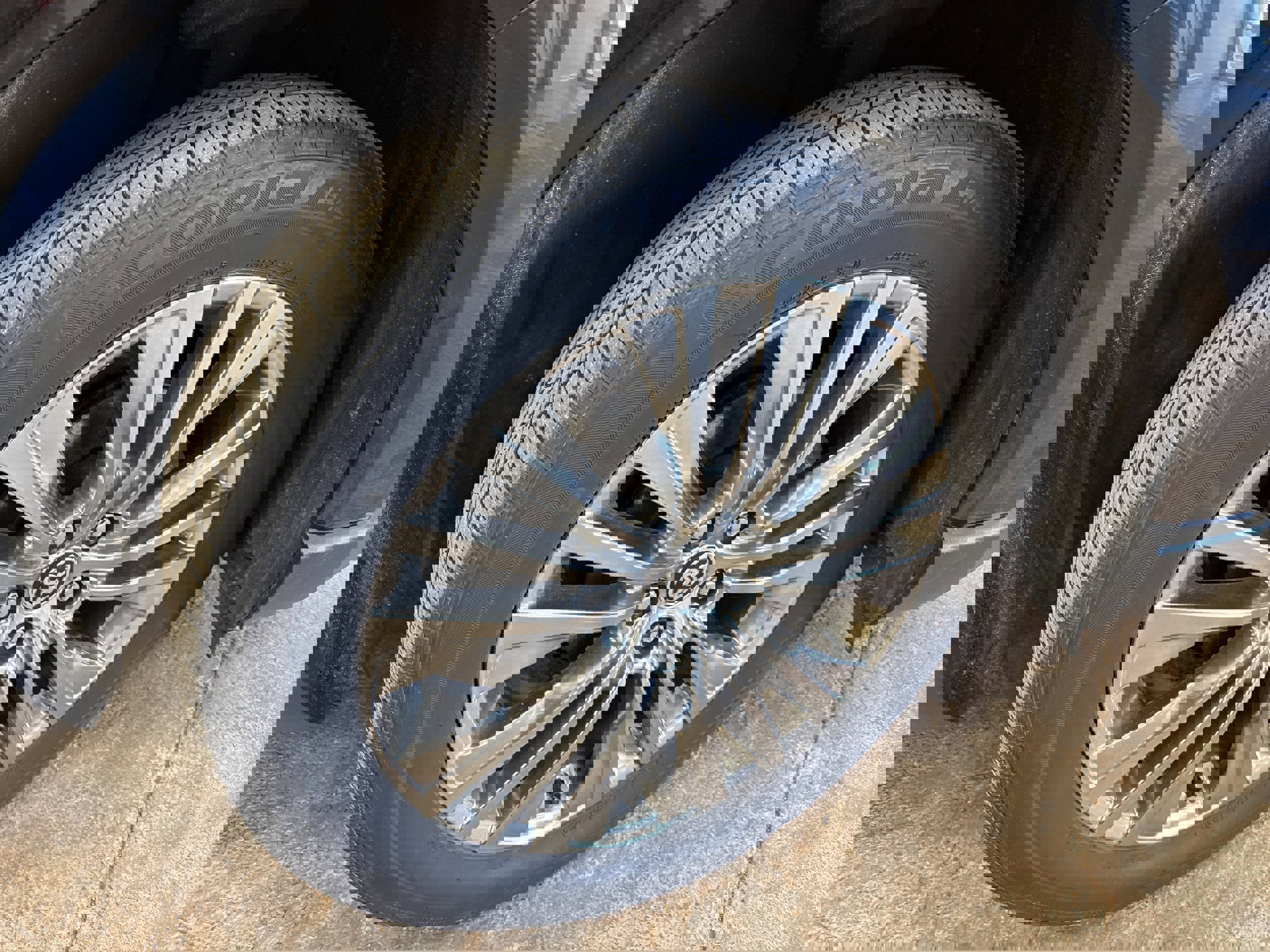 Used 2024 Toyota Venza XLE image 11