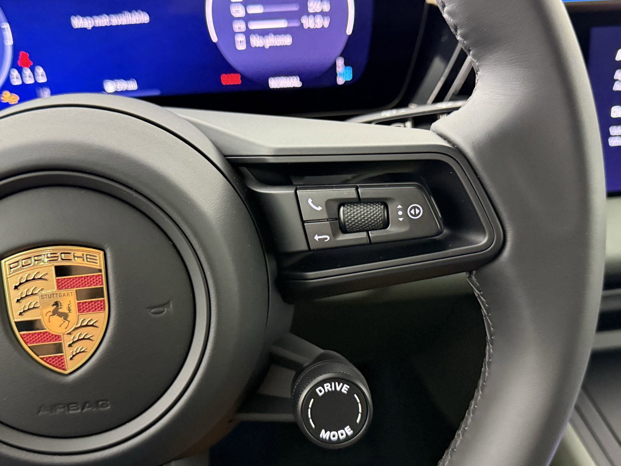 Certified 2025 Porsche Macan 4S Electric AWD/4WD image 28