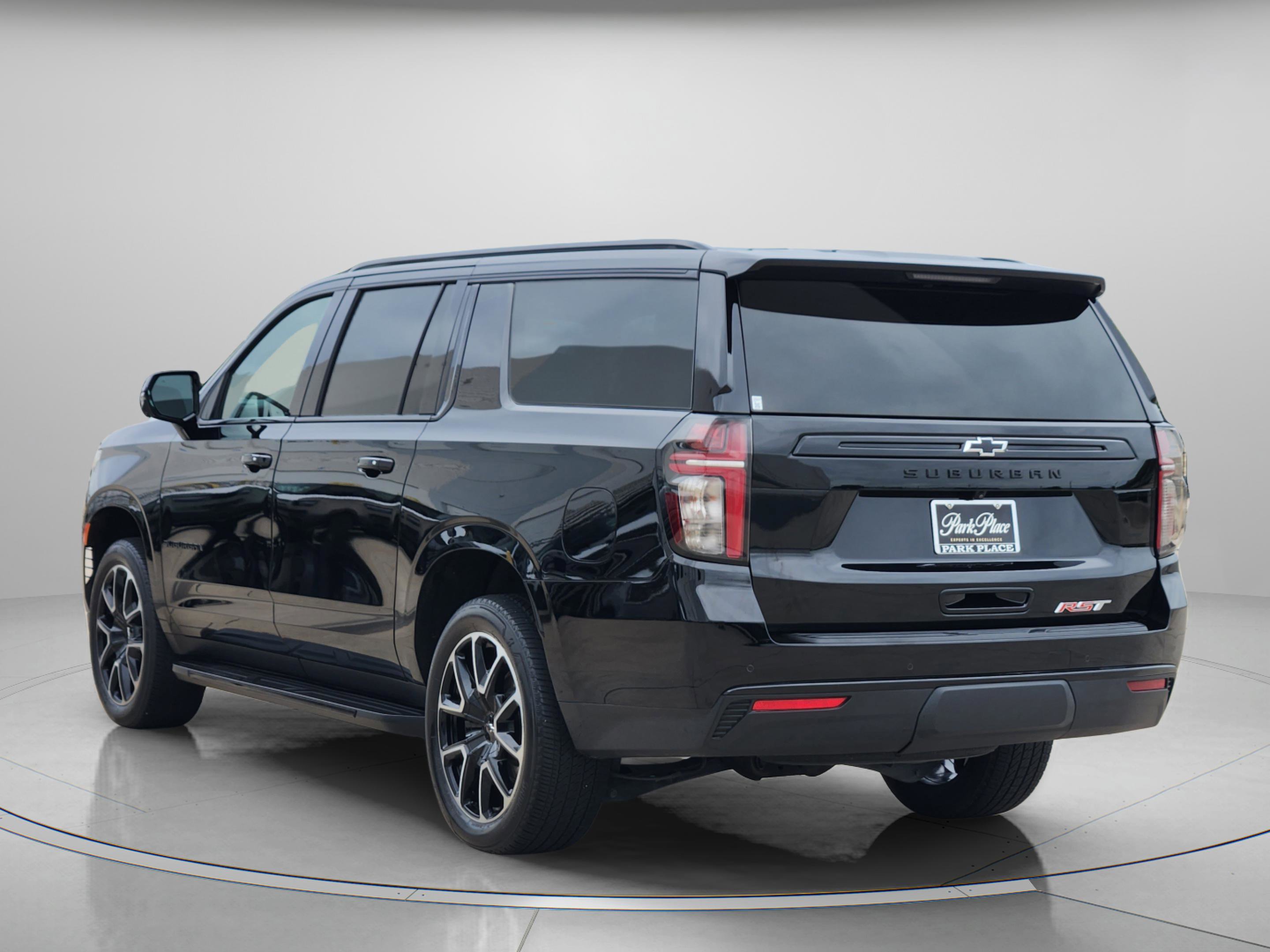 Used 2024 Chevrolet Suburban RST w/ Luxury Package AWD/4WD image 3