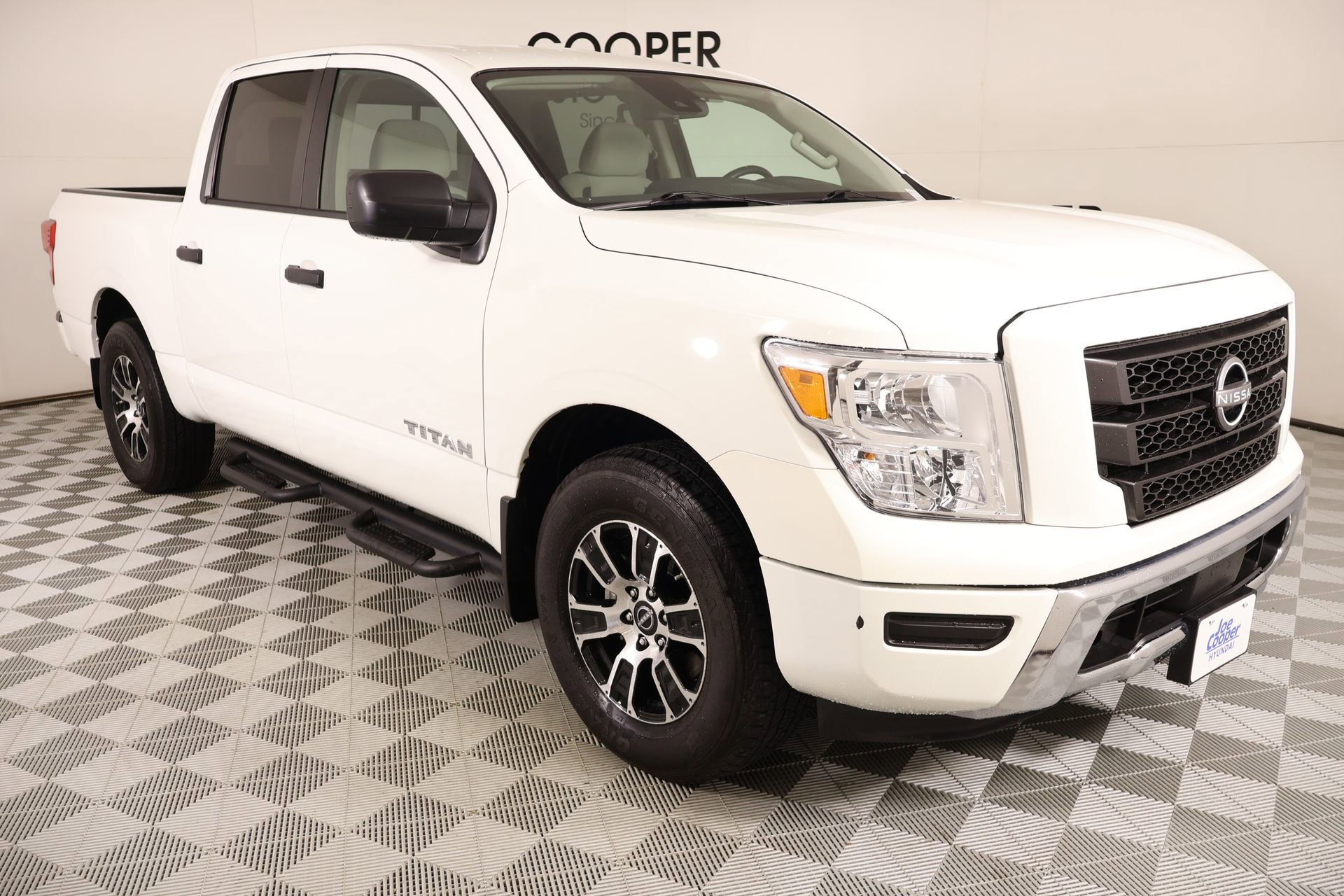 Used 2024 Nissan Titan SV w/ Accessory Utility Package RWD image 1