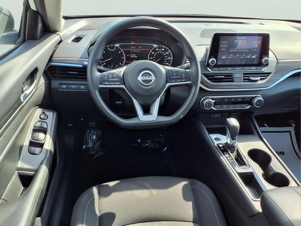 Used 2025 Nissan Altima 2.5 SV FWD image 9