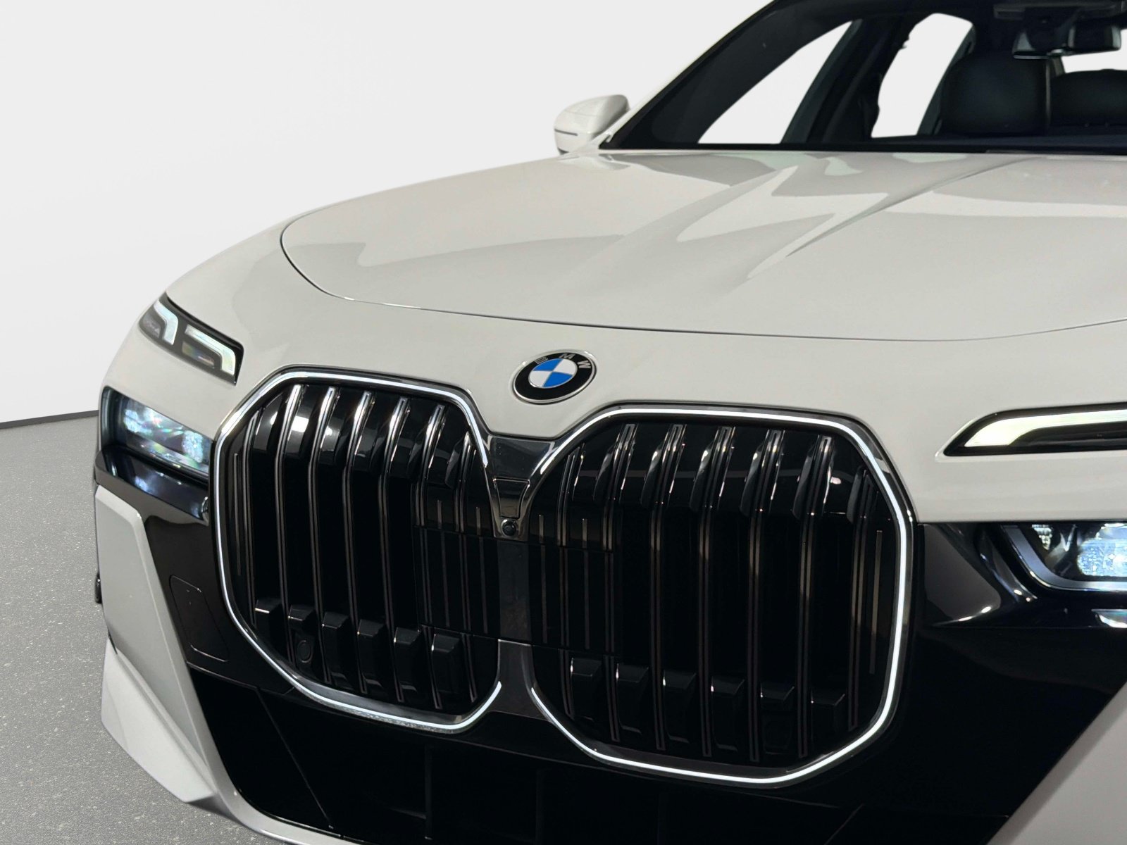 Used 2023 BMW 760i xDrive AWD/4WD image 11