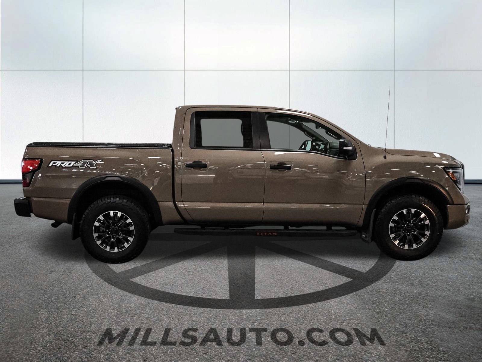 Used 2021 Nissan Titan PRO-4X w/ Pro-4x Convenience Package AWD/4WD image 9