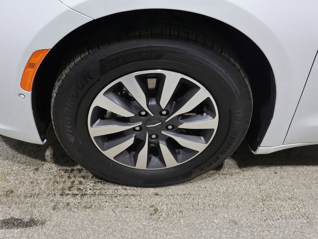 Used 2023 Chrysler Pacifica Touring-L image 18